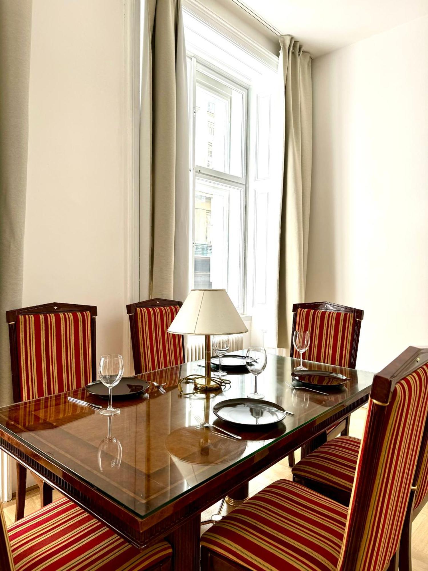 Opera 145 M2 Wien